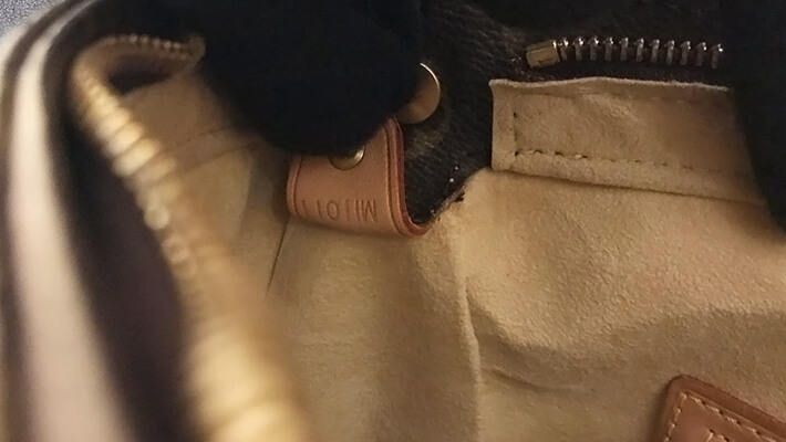 例えばバッグの内ポケットの端部分にシリアルタグが付いていたり。