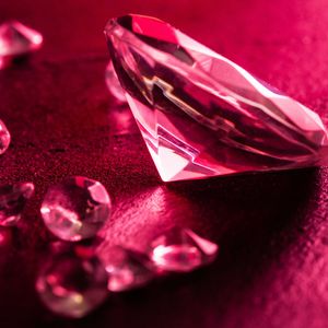 ピンクや青は価値が高い？カラーダイヤモンドの色の種類とその価値