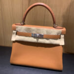 秋冬にはゴージャスなエルメス(HERMES)のバッグを取り入れて。