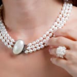 照りや巻き、大きさ、色など、真珠の価値を決める要素と真珠の選び方