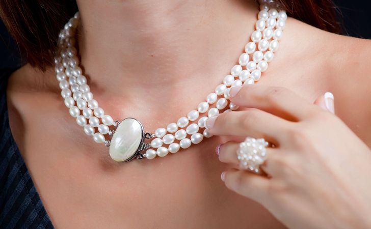 照りや巻き、大きさ、色など、真珠の価値を決める要素と真珠の選び方