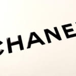 シャネル（CHANEL）のロゴの由来や意味を解説！ピアス・ネックレス・バッグなどの各画像も紹介