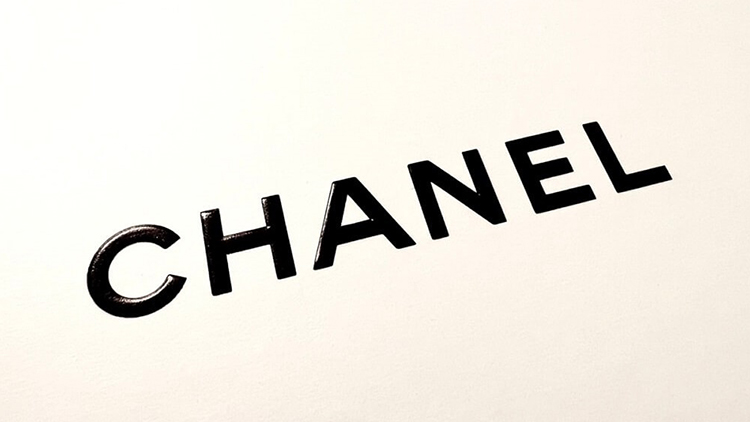 シャネル Chanel のロゴ ロゴマークの由来や意味を解説 ピアス ネックレス バッグなどの各画像も紹介