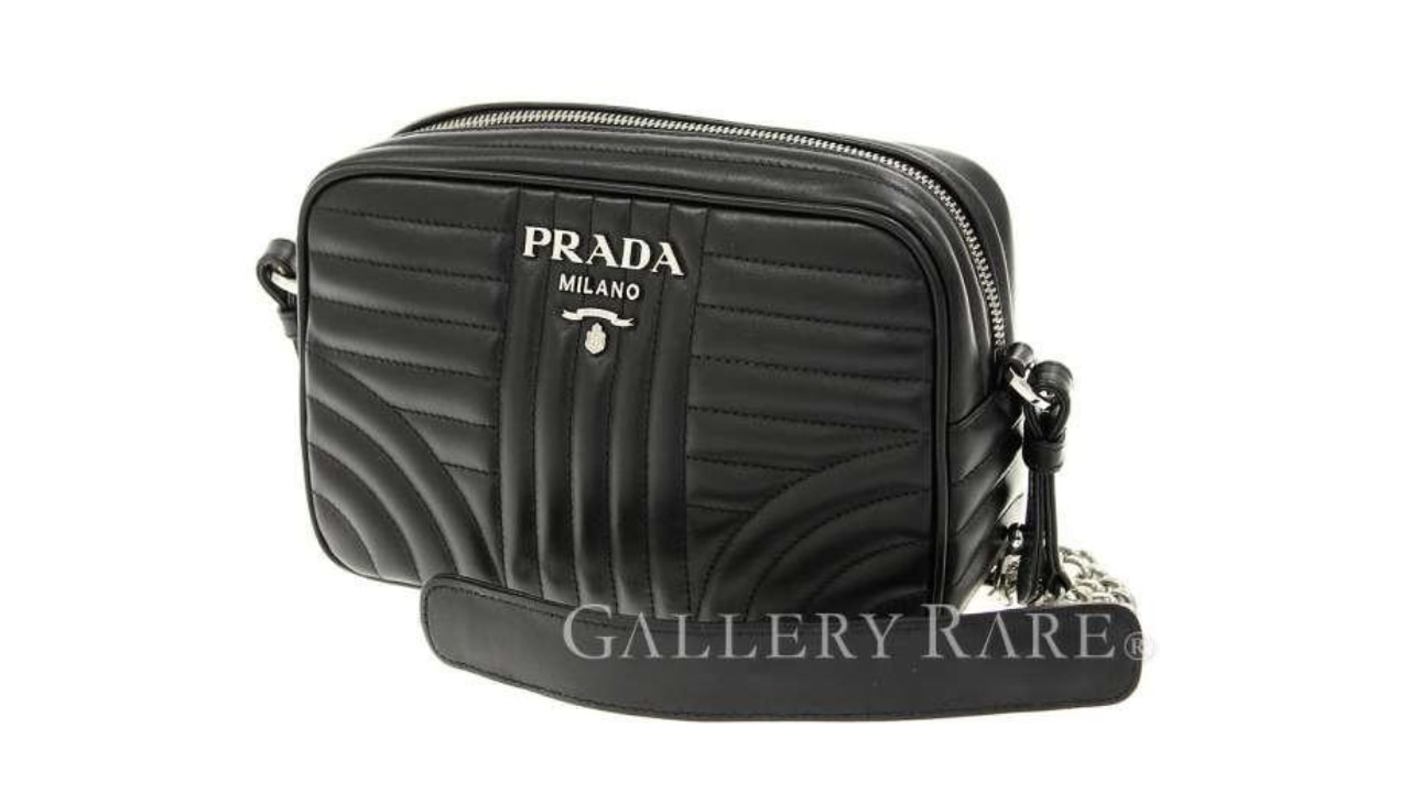 プラダの人気ショルダーバッグ20選！中古相場や買取価格も解説【PRADA】