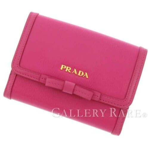 PRADA(プラダ)の人気ミニ財布10選！メンズ・レディース別にご紹介