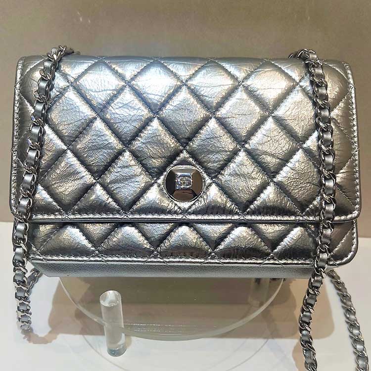 新同 CHANEL パテントレザー シルバー チェーン マトラッセ GST - バッグ