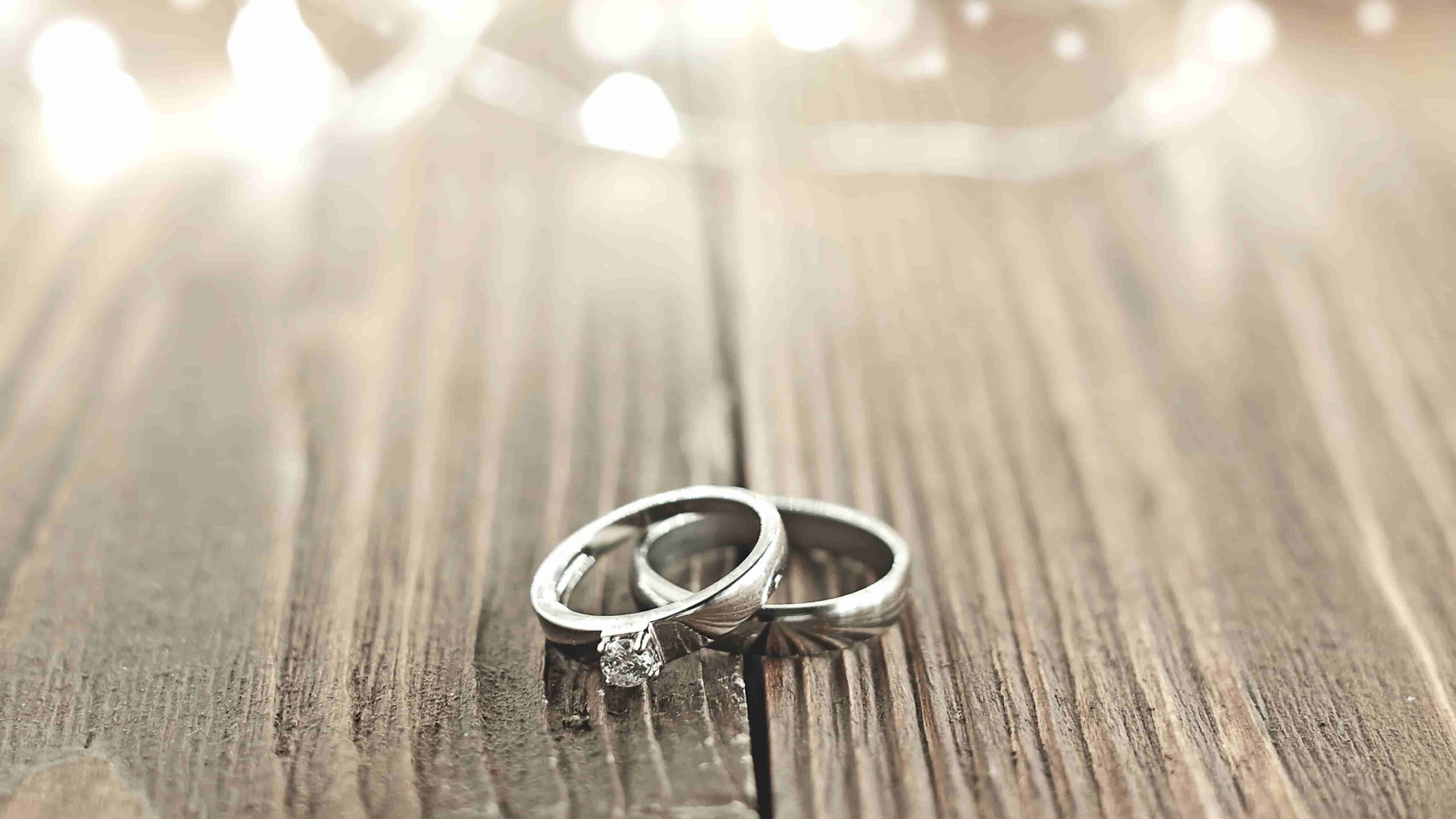 後悔しないプラチナの結婚指輪10選！人気の槌目やマット加工のリングも紹介 - 指輪