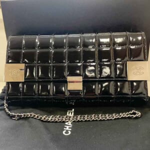 シャネル チョコバー チェーンショルダーバッグ 黒 エナメル シルバー金具 A17661