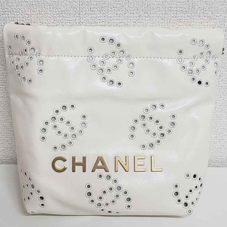 シャネル シャネル22 ハンドバッグ ココマークパンチングミニ 白 シャイニーカーフレザー シャンパンゴールド金具 AS3980