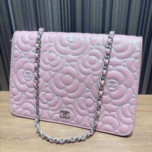 シャネル カメリア チェーンウォレット ピンク ラムスキン マットシルバー金具 A82336