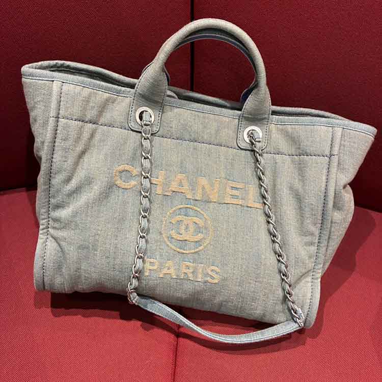シャネル ドーヴィル チェーンショルダーバッグGM ライトブルー デニム シルバー金具