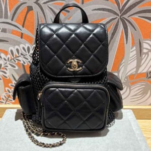シャネル マトラッセ バックパック 黒 メッシュ シャイニーラムスキン シャンパンゴールド金具 AS5484 プレート
