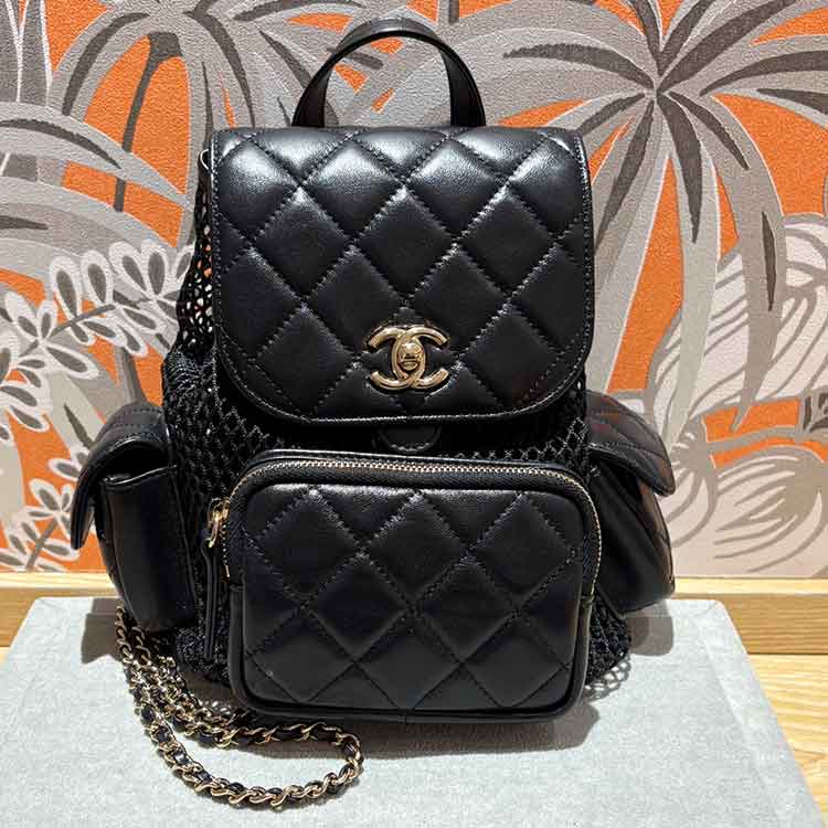 シャネル マトラッセ バックパック 黒 メッシュ シャイニーラムスキン シャンパンゴールド金具 AS5484 プレート