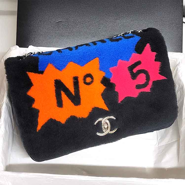 シャネル No.5コミック チェーンショルダーバッグ 黒/マルチカラー ムートン/ラムスキン シルバー金具 A92592