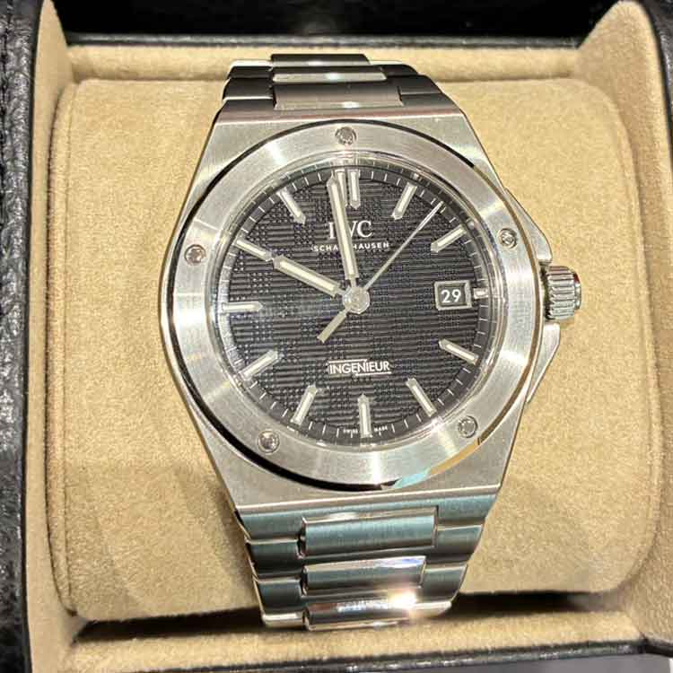 IWC インヂュニア・オートマティック 40mm ブラック文字盤 SS IW328901