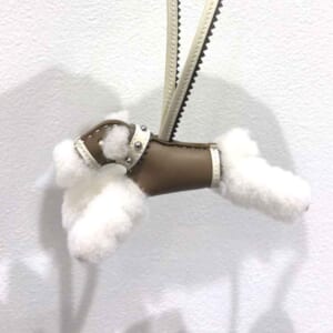 エルメス バディ エピック チャーム エトゥープ/クレ ラムスキン K刻印