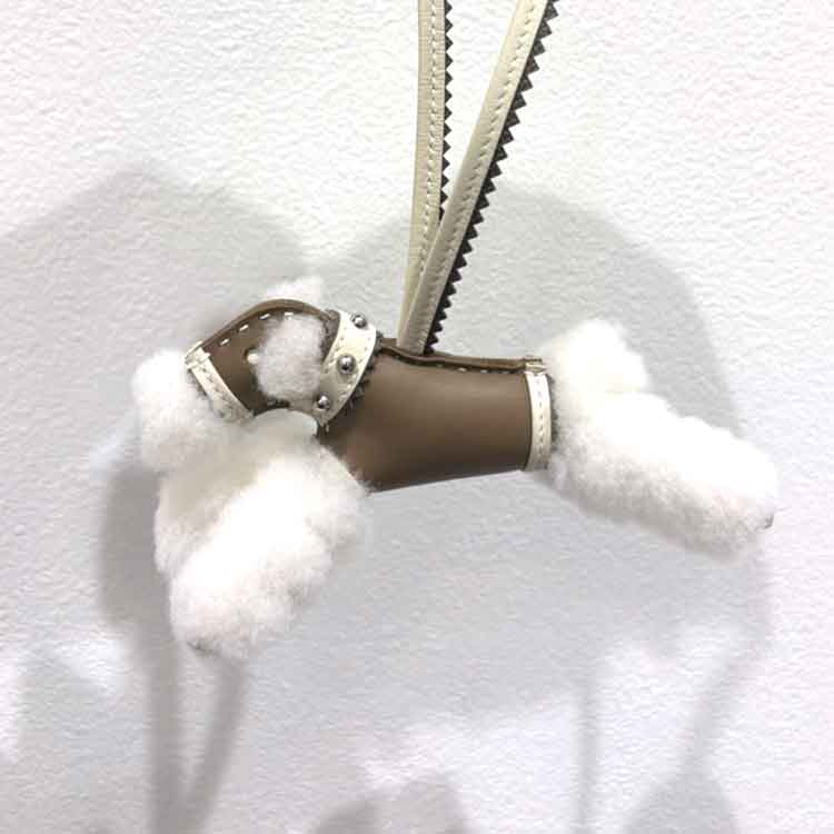 エルメス バディ エピック チャーム エトゥープ/クレ ラムスキン K刻印