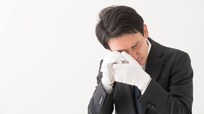 査定している様子