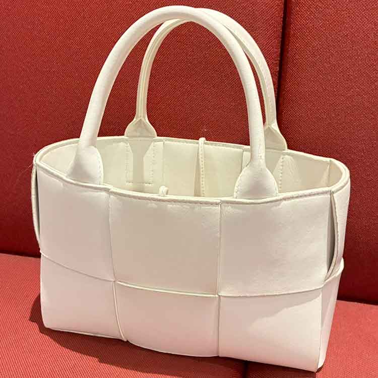 ボッテガ・ヴェネタ アルコ トートバッグ 白 レザー シルバー金具 709337VCQC28425