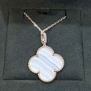 ヴァン クリーフ&アーペル マジック アルハンブラ ロングネックレス K18ホワイトゴールド カルセドニー