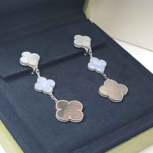 ヴァン クリーフ&アーペル マジック アルハンブラ ピアス 3モチーフ マザーオブパール/カルセドニー K18ホワイトゴールド VCARN18800