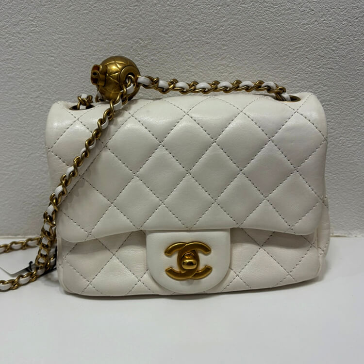 シャネル ミニマトラッセ シングルフラップ ココボール17 白 ラムスキン ゴールド金具 AS1786