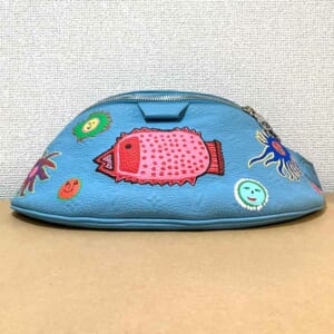ルイ・ヴィトン LV×YK モノグラム・トリヨン マキシ・バムバッグ ブルー/マルチカラー シルバー金具 M21715