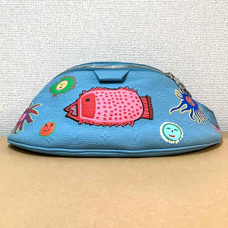 ルイ・ヴィトン LV×YK モノグラム・トリヨン マキシ・バムバッグ ブルー/マルチカラー シルバー金具 M21715