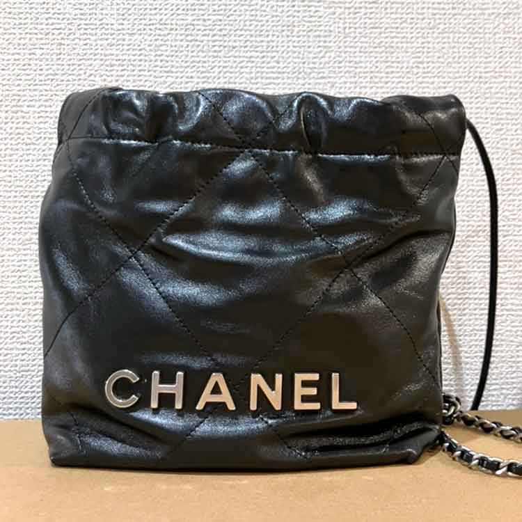 シャネル シャネル22 ミニ ハンドバッグ ブラック シャイニーカーフスキン シルバー金具 AS3980