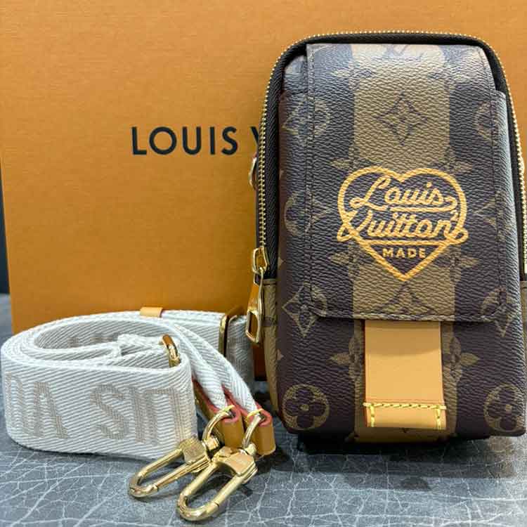 ルイ・ヴィトン NIGOコラボ LVスクエアード モノグラム・ストライプ ダブル フォン ポーチ LV MADE M81005